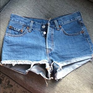 Levi’s jean shorts 🌹